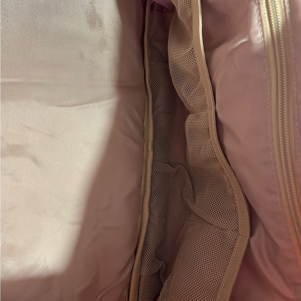 Classy UseLike Pink Duffel Bag and matching makeup bag - Picture 11 of 16